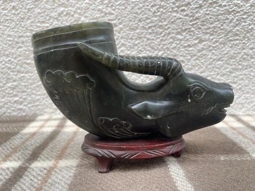 Dunkelgrünes jade gefäß - gefäß, in
