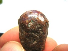 STERNRUBIN KRISTALL mit polierter Spitze, gebohrt, am Band