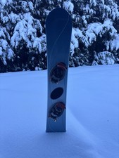 Snowboard mit Bindung für