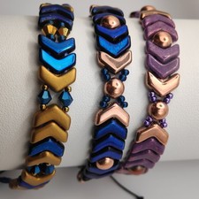 3 Set-Variationen aus Armband und Ohrschmuck in Chevron-Style, je 1 Set