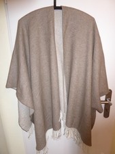 bräunlicher Wollponcho mit