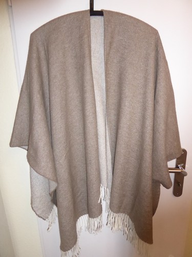 Bräunlicher wollponcho mit - bräunlicher,