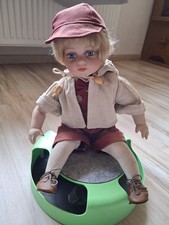 Süße Porzellan-Puppe /