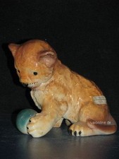 +*A010704_05 Goebel  Archivmuster CW 38/03 Löwe Jungtier linke Pfote Ball TMK2