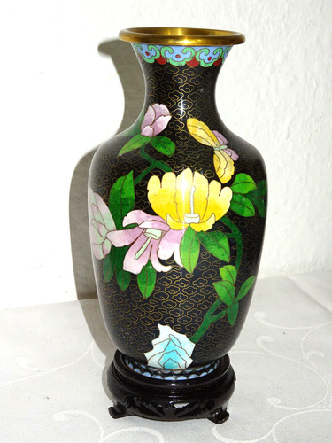 Vase cloisonne auf holzsockel - vase,