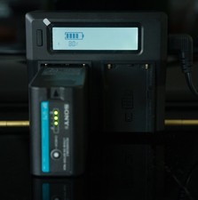 Sony ACCU BP-U70 Lithium Battery Pack mit Ladegerät