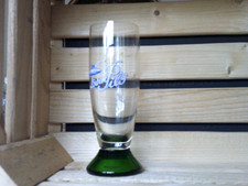 Altes Pilsglas der Löwenbräu Hof mit grünem Standfuß