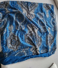 Blaugemusterter großer Loop