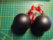 2 schwarze Weihnachtskugeln Durchmesser ca. 6 cm zum beschriften mit Kreidestift