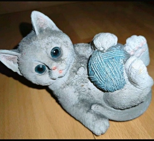 Dekofigur liegende katze grau - liegende,