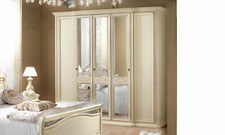 Klassischer Kleiderschrank