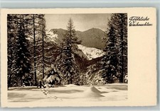 40123085 - Verschneite Berge und Spuren im Schnee Weihnachten