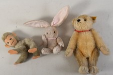 Q40S19- 3 Vintage Stofftiere Äffchen Hase und Steiff Teddybär mit Knopf Fahne 