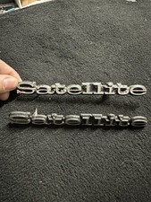 Emblem Schriftz für die Kotflügel Fender Plymouth Satellite 67-70 Original Mopar