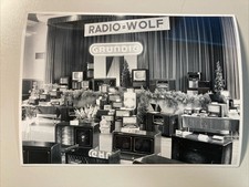 1950er altes SW Foto Radio & Fernseher Ausstellung Radio Wolf Grundig TV Messe