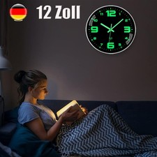 Leuchtende Wanduhr Leuchtet im