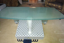 Designer TV Rack aus gebogenem Glas, Top Zustand 