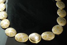 Kette  925 Sterlingsilber mit weisser Mabe Perle und vergoldetem Leo Muster