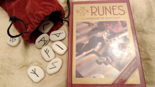 Runensteine the book - book, runes