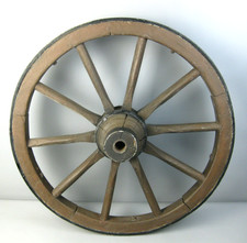 Altes wagenrad aus holz - wagenrad,
