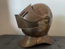 Alter Ritterhelm - rostig, rau und voller Charakter