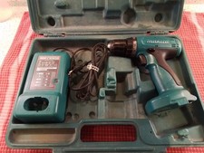Akkuschrauber Makita (defekt) mit Koffer und Ladegerät.