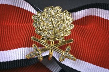 Goldenes Eichenlaub mit Schwertern + Brillanten zum Ritterkreuz des EK
