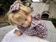 Große Porzellanpuppe ca. 53 cm – liegend – blonde Haare – blaue Augen Dekopuppe
