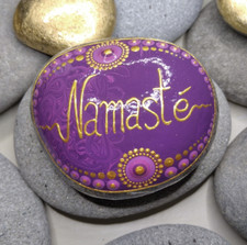 Großer bemalter Stein, Namasté, lila, Geschenk, handbemalt, Deko, Einzelstück