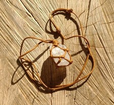 Bergkristall Kette, in Makramee Halskette im Lederlook (vegan)