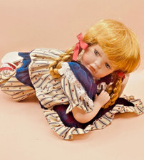 Vintage Porzellanpuppe Mädchen Puppe auf Kissen liegend - sehr dekorativ