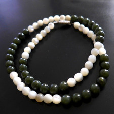 Kette aus Jade u. Perlmutt Kugel D-ca 0,7cm länge -ca 53,0cm