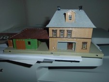 Spur N Häuser Tunnel Bahnsteig Güterwagen