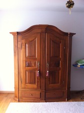 Bodensee-Barockschrank in Nussbaum mit Sockelschubladen