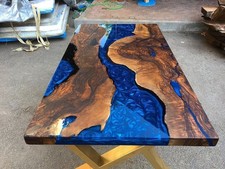 Moderner blauer Harztisch -