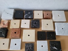 Große Auswahl: Marmorsockel in schwarz/weiß/beige/braun. Verschiedene Größen ?