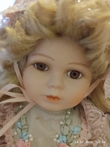 Kleine puppe hoch mit - puppe, ca.30
