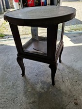 Alter Rauchtisch mit Messigplate und Glasvitrine