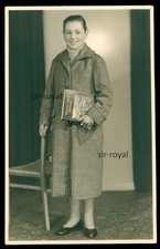 Leipzig 1958 - Mädchen mit Weltall Erde Mensch Buch - 1950er - Foto-AK 9x14cm