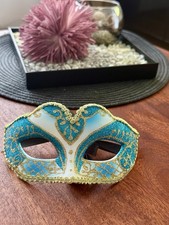 Venezianische Maske in schönen Farben mit goldener Verzierung. Neu