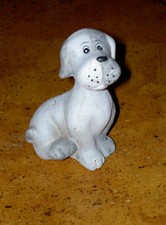 Sitzender Hund aus Keramik