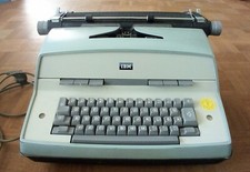 Alte elektrische Schreibmaschine IBM Modell D, helles Lindgrün, 44 x max. 48 cm