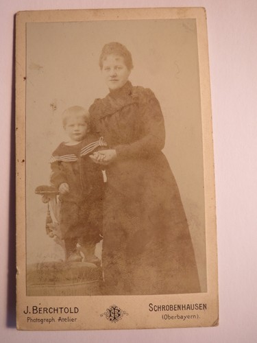 Schrobenhausen stehende frau - -,