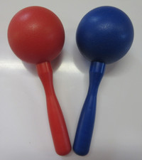 Ein Paar traditionelle Maracas, Rot-Blau