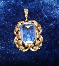 Antiker Anhänger - UNECHT - goldfarben mit hellblauem Glasstein, Schmuck