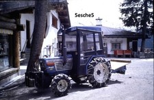 Original Dia: Traktor ISEKI Rapid 3210 mit Schneeketten in der Schweiz