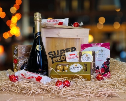 Geschenkkiste mit schokolade - geschenkkiste,