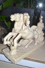 alte Alabaster Skulptur Gladiator auf römischem Streitwagen mit 2 Pferden