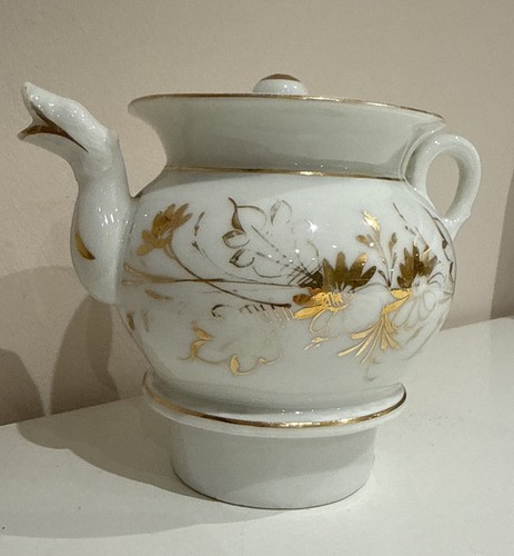 Kleine teekanne mit golddekor - teekanne,