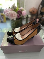 Volllederpumps im Materialmix